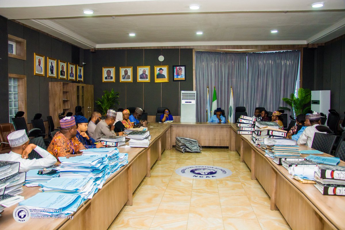 mikeachimugu01's tweet image. Yesterday in Abuja, I held an introductory meeting with the staff of the Consumer Protection Directorate at NCAA. It was an opportunity to familiarise, appreciate the great work they have been doing, examine the challenges they face, and plan a way forward for better service