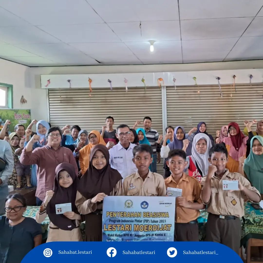 Sahabat Lestari menyerahkan bantuan PIP aspirasi dari Lestari Moerdijat kepada Siswa-siswi SD 1 Burikan , Kudus, Jawa Tengah. #SahabatLestari #lestarimoerdijat