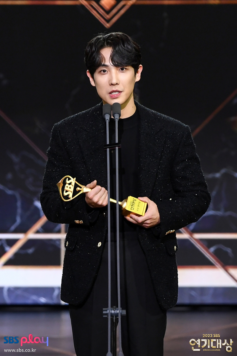 ounnie1's tweet photo. 20231229 Lee Joon - SBS Drama Awards
#이준 #LEEJOON
Download pack 50+ photos (23MB)
https://t.co/5XqxMOw4UQ https://t.co/AHsfCKi8q7
