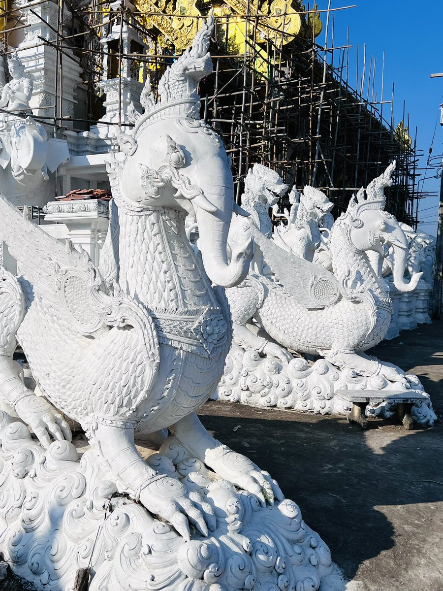 「チェンライの片田舎で現在建造中の美しい寺院。 タイ全土で美麗寺院が続々建造中です」|たーれっくのイラスト