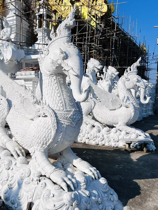 チェンライの片田舎で現在建造中の美しい寺院。 タイ全土で美麗寺院が続々建造中です。 追いつけないー