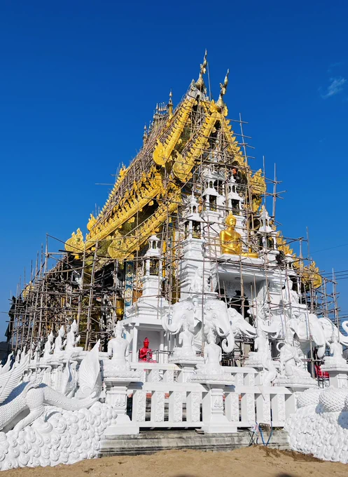 チェンライの片田舎で現在建造中の美しい寺院。 タイ全土で美麗寺院が続々建造中です。 追いつけないー