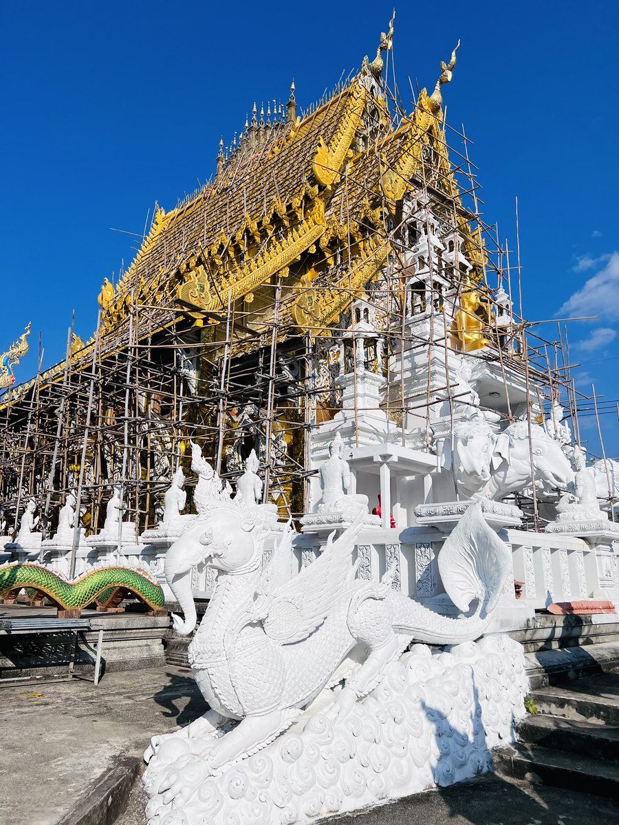 「チェンライの片田舎で現在建造中の美しい寺院。 タイ全土で美麗寺院が続々建造中です」|たーれっくのイラスト