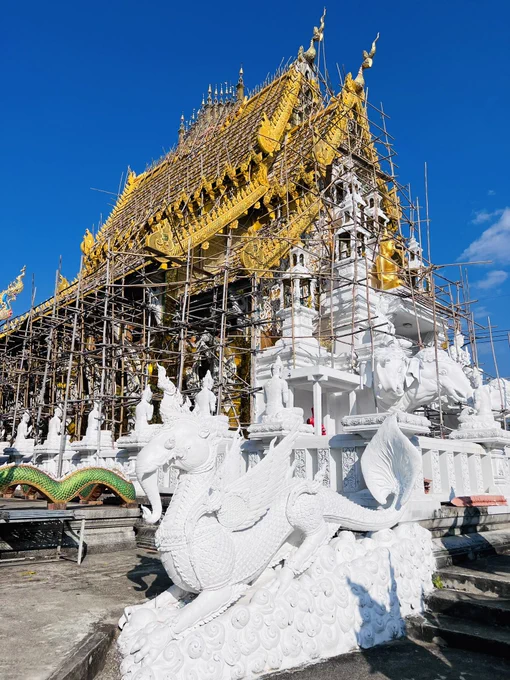 チェンライの片田舎で現在建造中の美しい寺院。 タイ全土で美麗寺院が続々建造中です。 追いつけないー