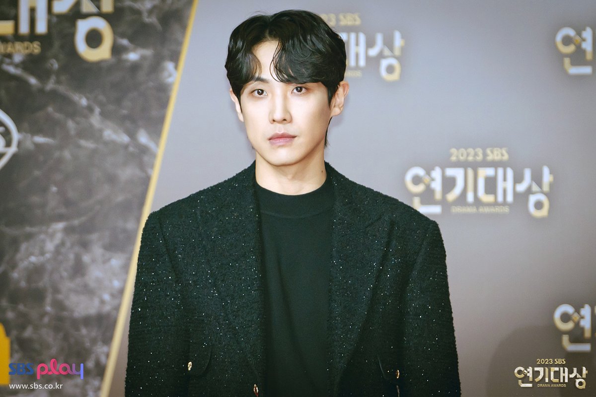 ounnie1's tweet photo. 20231229 Lee Joon - SBS Drama Awards
#이준 #LEEJOON
Download pack 50+ photos (23MB)
https://t.co/5XqxMOw4UQ https://t.co/AHsfCKi8q7