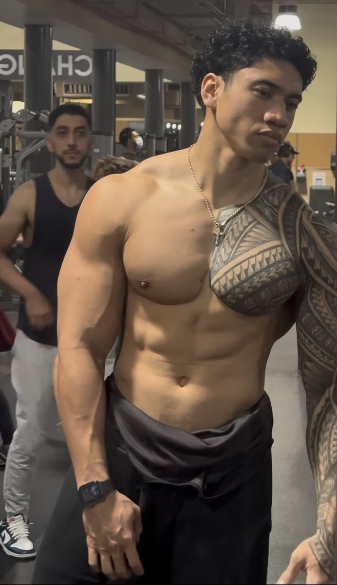 HangLooseUce's tweet photo. I'd stare too https://t.co/RAiPHC6Gjv