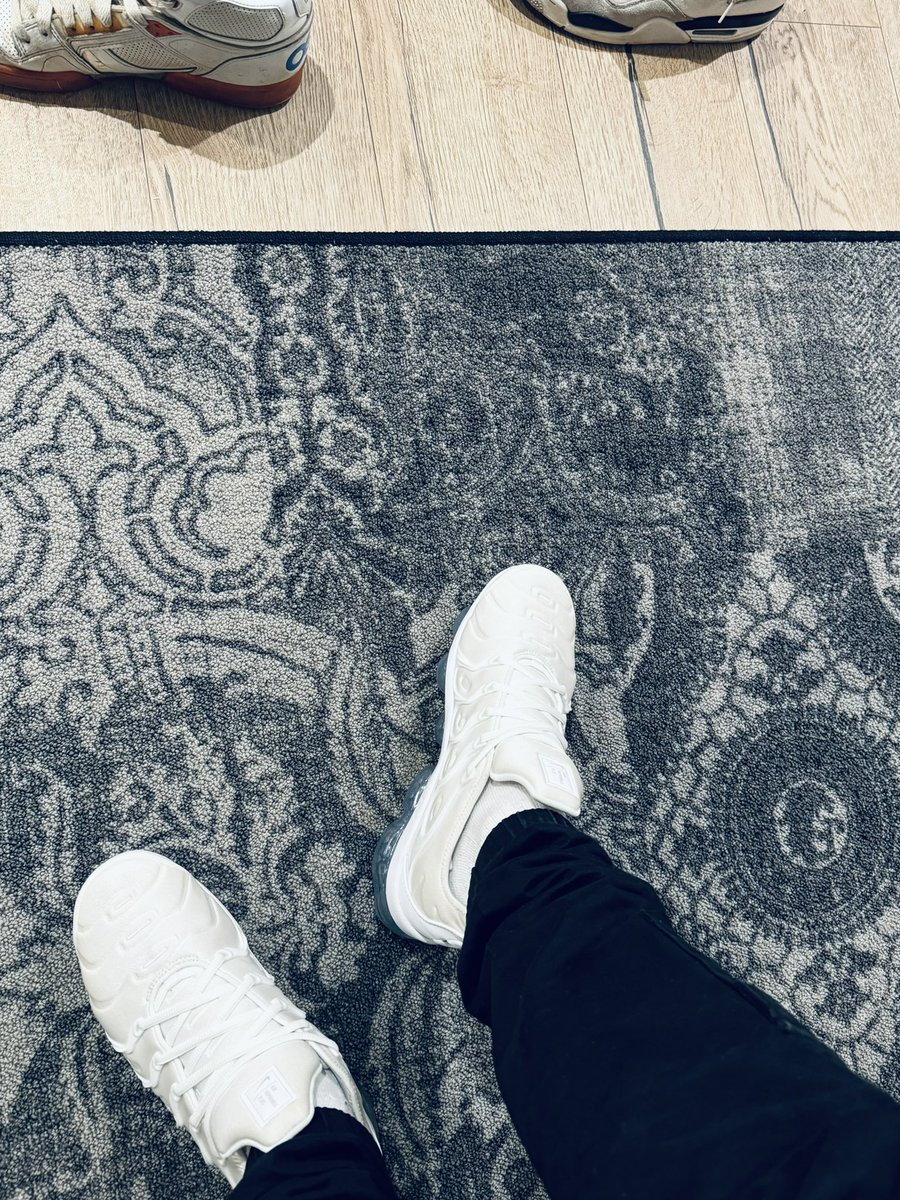 mastertom00's tweet photo. Get down and lick my Vapormax boys 👅👅 https://t.co/CFZJ8KwEpx
