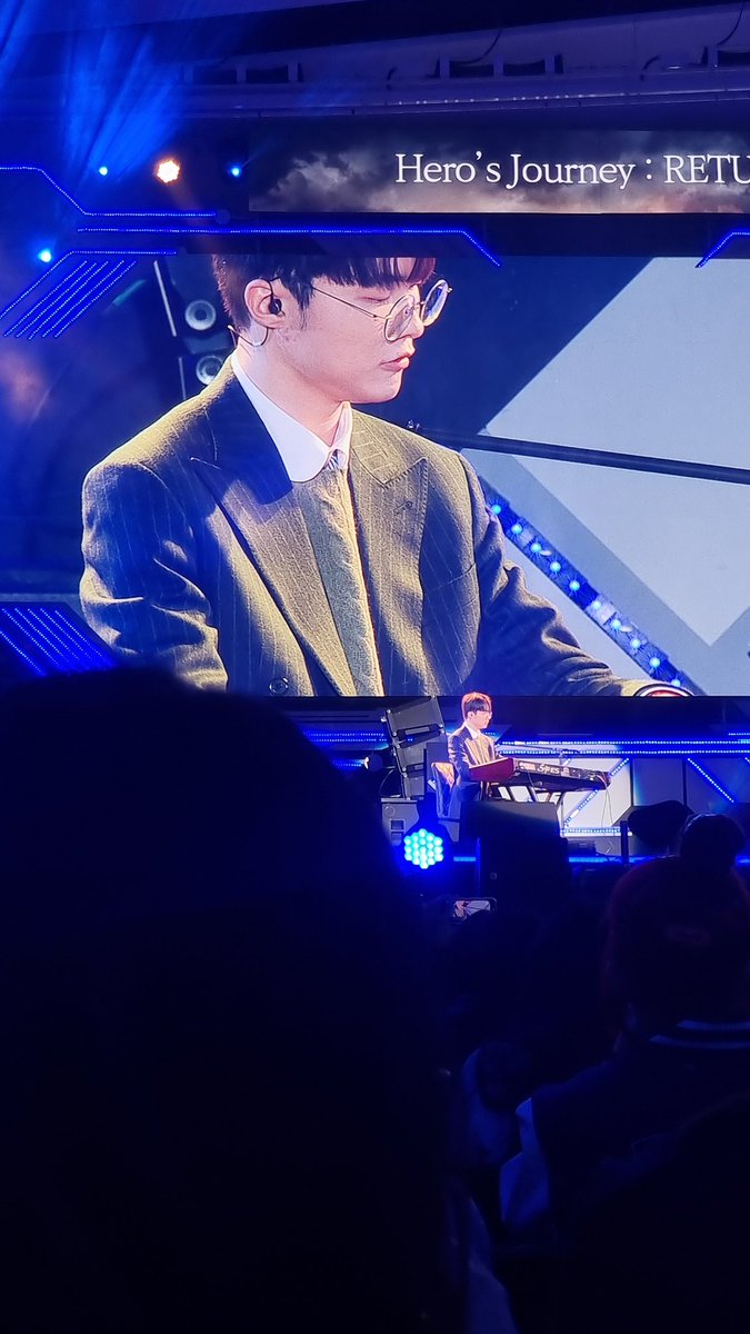 0nlyknows's tweet photo. 상쿵 안경 일부러 콧망울에 내린건가 ㅈㄴ이뿌다 ㅜㅜㅜㅜㅜㅜㅠㅍ아룸다워...ㅠㅠ https://t.co/G94a1oQZGh