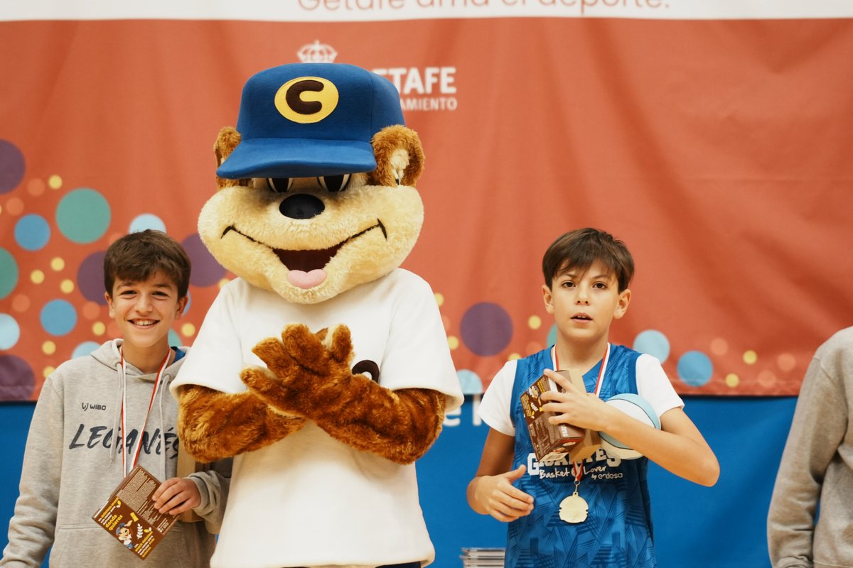 CampusGigantes's tweet photo. Estamos inmersos en el último día de esta primera semana de #CampusGigantes.
💥 Noroeste
💥 San José del Parque
Con un día diferente. Como lo tuvo ayer la #SedeGetafe, con Coco, de Kellogg's, en la entrega de premios.
#JuntosGigantes https://t.co/lyRqX6gNdw