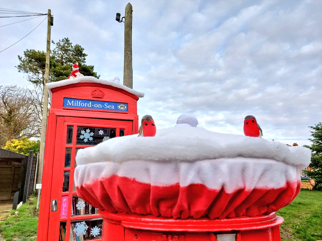 #Twixtmas greetings from Milford on Sea. #PostboxSaturday #PostboxToppers #TelephoneBox @MadelaineCSmith @letterappsoc