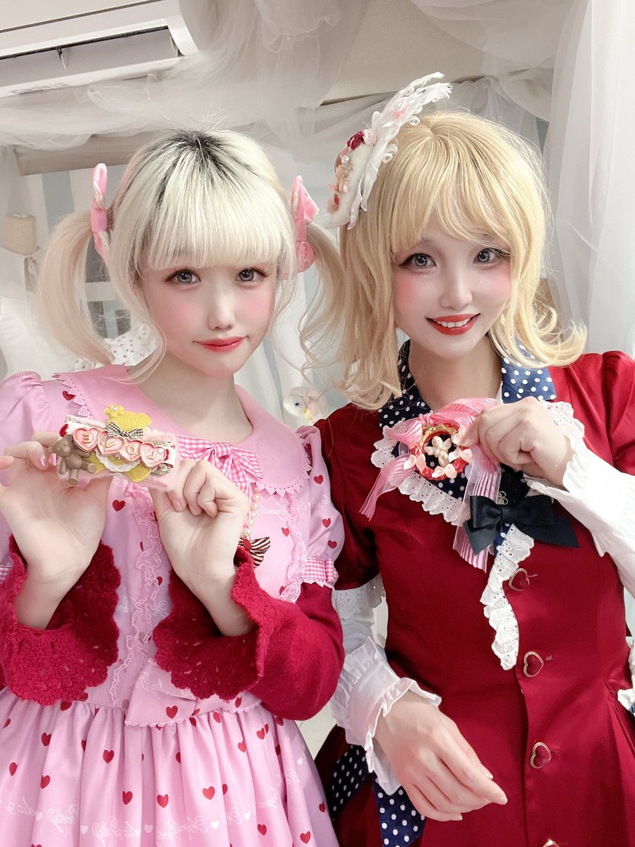 hat_InEden's tweet photo. いつもお世話になっているロリータライター京子さんと #なまいきTonight パーティーで会いました💝今年はいっぱいイベントに誘って頂き本当にお世話をなりました。#InEden のアクセサリーをプレゼントしました。こちらのブローチもラフォーレ原宿axes kawaii @axes_laforet で販売しています🌹 https://t.co/P9A3pixofq