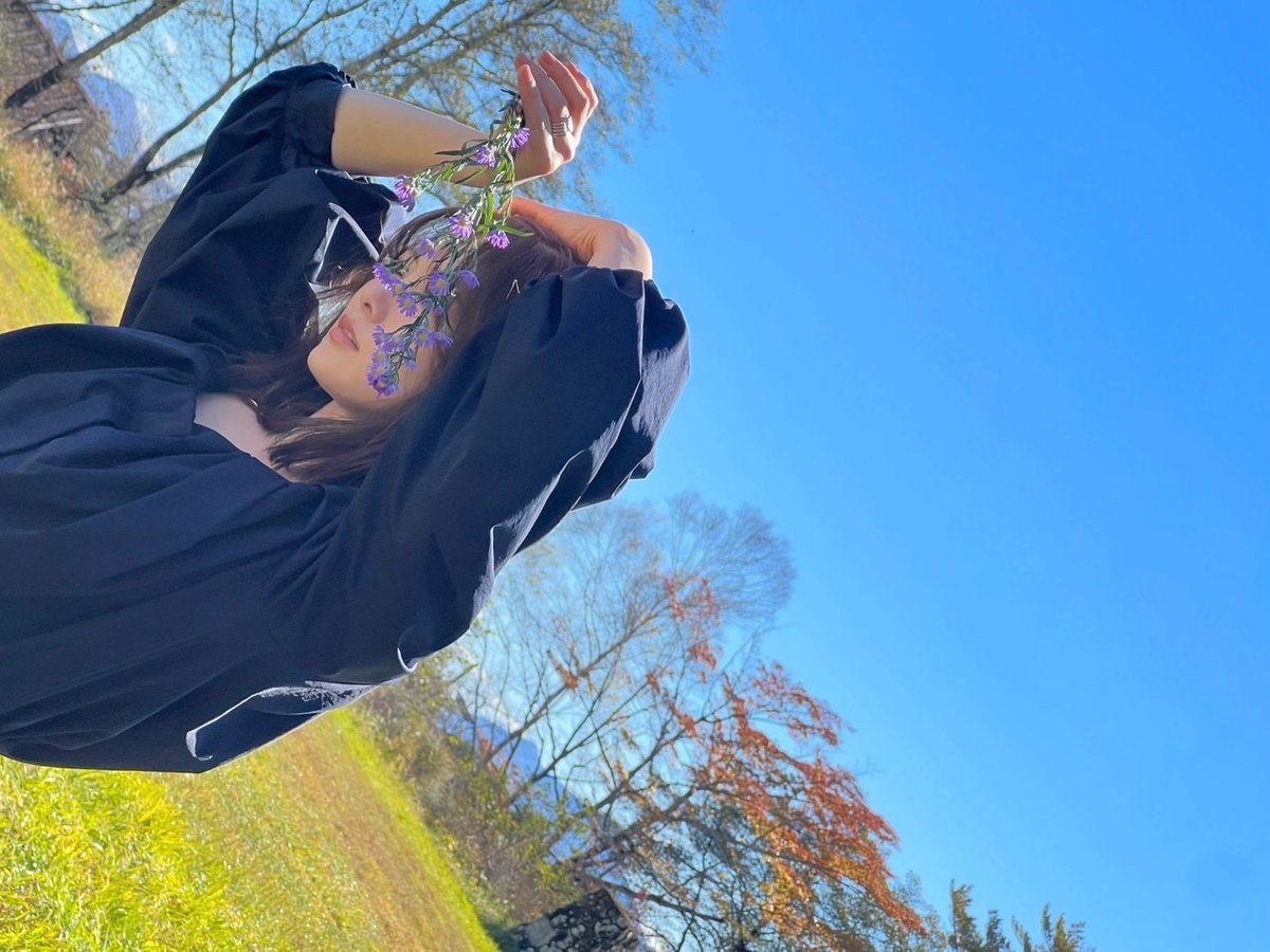 ￣￣￣￣￣￣￣
撮影の日は天候にも恵まれ
青空が広がっていました☀️

明日はそんな青空の下で楽しむ白石さんのオフショットを公開しますね😉

▶️ご予約はこちらから💁🏻‍♀️
items-store.jp/s/ectp32/?ima=…

#白石麻衣 
#白石麻衣2024年カレンダー