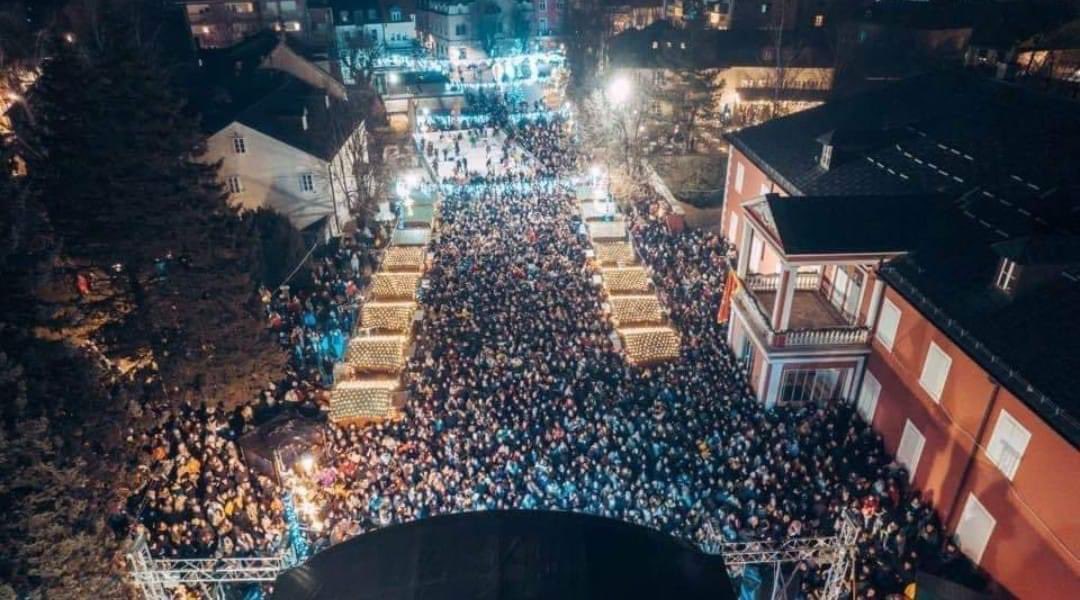 Jer nas Grad ovo zasluzuje. Da okuplja, da se ljudi raduju, da svi gosti koji dođu grade divne uspomene, a svi mi IZ Cetinja da ih na najljepsi nacin docekujemo i ispracamo. 
Malim koracima do velikih stvari za nas grad. Bravo za <a href="/cetinjeme/">Prijestonica Cetinje</a> i <a href="/TOPCetinje/">Cetinje.travel</a> !
❤️🇲🇪🍷
