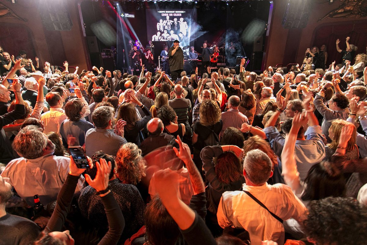 curtcircuit's tweet photo. La superbanda #SoulParty, liderada per @Lalo_Lopez76, i la @BcnRockStrings ens van obsequiar dijous una vetllada entusiasta de hits eterns de soul orquestral. 🎻🎙️ Les millors veus de l’escena soul-funk barcelonina en una nit inoblidable a @LuzdeGasClub.

📸Carles Rodriguez Marin https://t.co/Xj4Mz6qQJR
