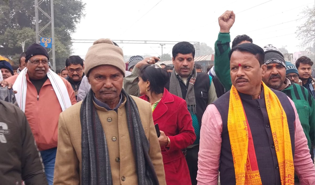 NeelamNeel79103's tweet photo. अमृत भारत एक्सप्रेस ट्रेन के 12:50 बजे मनकापुर पहुंचने पर स्टेशन पर उपस्थित हजारों लोगों द्वारा फूल बरसा कर स्वागत किया गया।जय श्री राम के उद्घोष से पूरा स्टेशन गूंजने लगा ड्राइवर एवं गार्ड को पुष्प गुच्छ भेंट करके मुंह मीठा कराया गया। @CMOfficeUP @nerailwaygkp @nsitharaman https://t.co/vdAdK8U3HF