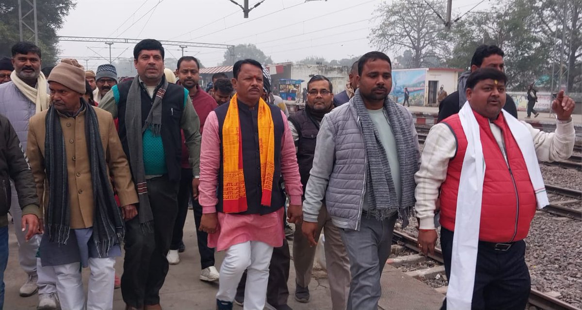 NeelamNeel79103's tweet photo. अमृत भारत एक्सप्रेस ट्रेन के 12:50 बजे मनकापुर पहुंचने पर स्टेशन पर उपस्थित हजारों लोगों द्वारा फूल बरसा कर स्वागत किया गया।जय श्री राम के उद्घोष से पूरा स्टेशन गूंजने लगा ड्राइवर एवं गार्ड को पुष्प गुच्छ भेंट करके मुंह मीठा कराया गया। @CMOfficeUP @nerailwaygkp @nsitharaman https://t.co/vdAdK8U3HF
