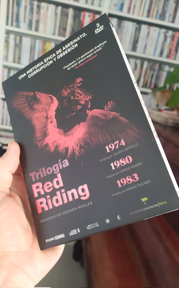 elsotaescala's tweet photo. Quina AGRADABLE SORPRESA 🎥. Bé, el contingut no ho és gens! IMPLACABLE TRILOGIA sobre CRIMS EXECRABLES, MALALTISSOS PODERS FÀCTICS i CORRUPCIÓ SISTÈMICA entorn a la NOVEL·LA NEGRA de #DavidPeace. PREMSA, POLICIA HONESTA i ADVOCATS patiran #TheNorth: "Where we do what we want"... https://t.co/4u2NgpIC9k