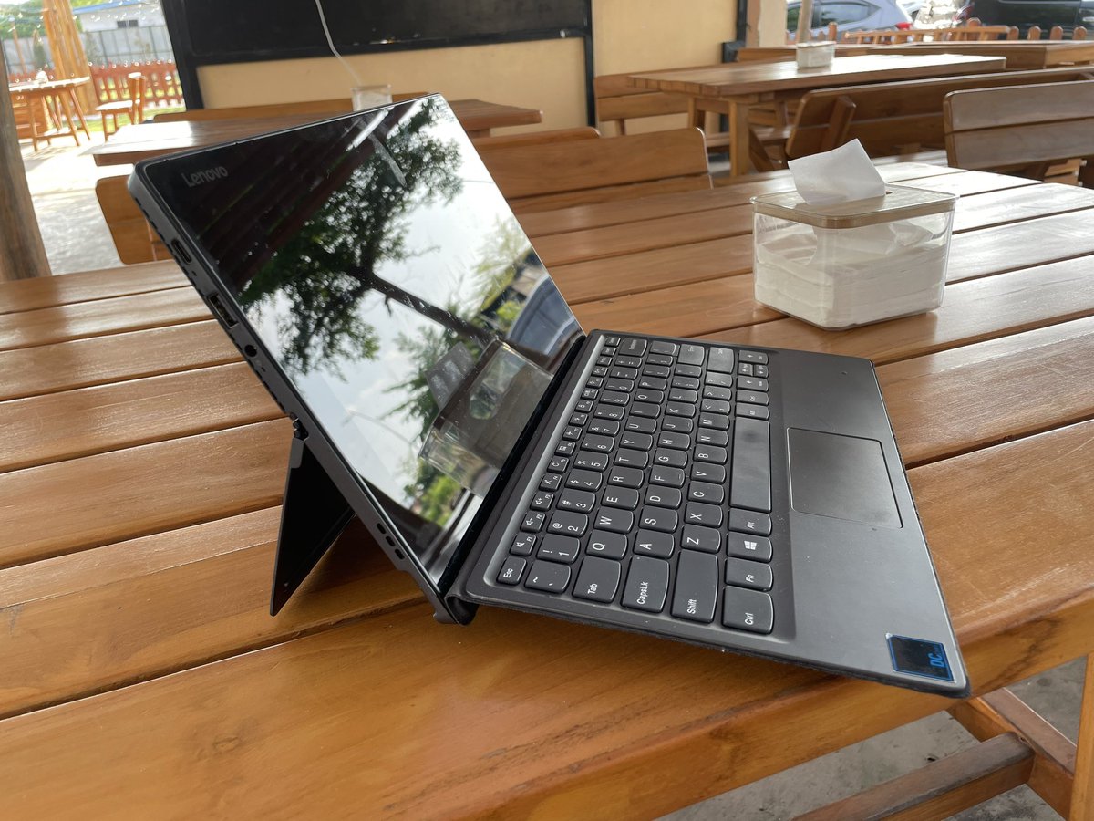 jackprazt's tweet photo. laptop beli di mas @didepancangkir, Lenovo Miix 520, 
meskipun tidak mulus,
tapi kinerja tetap bagus.
pembelian di bulan oktober 2023, sudah 2 bulan lebih menemani berkeliling kota.
terima kasih kak @rhealitic sudah bantu memantapkan pilih laptop ini. https://t.co/zqAcAQtYCB