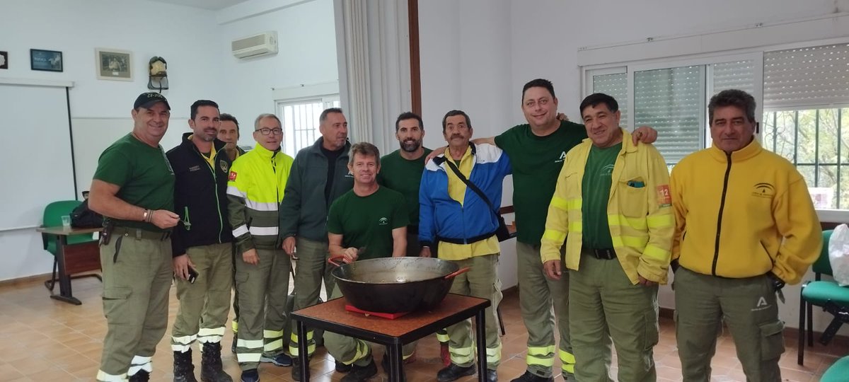 Hoy se jubila el compañero Juan Luis Fernández 👨‍🚒, durante años jefe de Grupo del CE110 e integrante del grupo de apoyo CA203, del Cedefo de Adamuz.

Lo que no sabemos es por qué se va con lo bueno que somos con él 🤣.

👉 Disfruta que te lo has ganado. Felicidades!

#BuenosDías