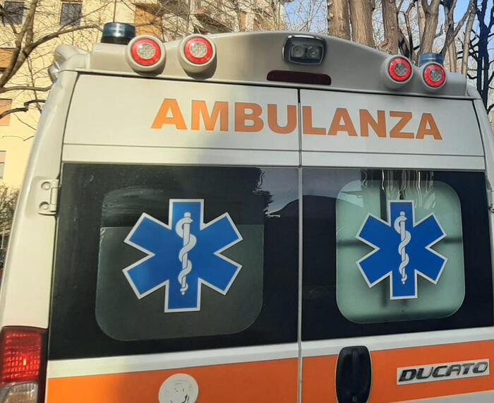 Radio1Rai's tweet image. 🔵#Anzio Un giovane di 28 anni è rimasto gravemente ferito alla testa dallo scoppio di un petardo lanciato da un amico.