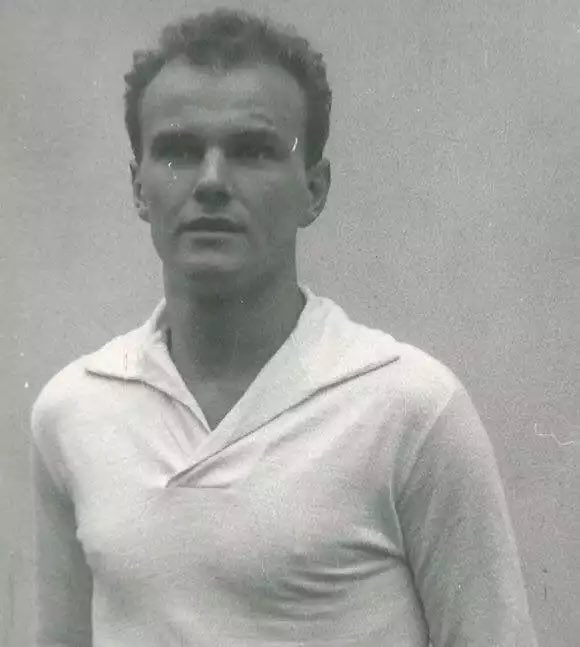 KRWroclaw's tweet photo. Dzisiaj 7. rocznica śmierci Rudolfa Siegerta.
⚽️ Znakomity obrońca, kapitan Śląska Wrocław w latach 1965-68.
🇮🇹 Dla Śląska rozegrał 253 mecze i zdobył pięć bramek.
💚 Na zawsze pozostanie w naszej pamięci. https://t.co/s5mZXfI0vr