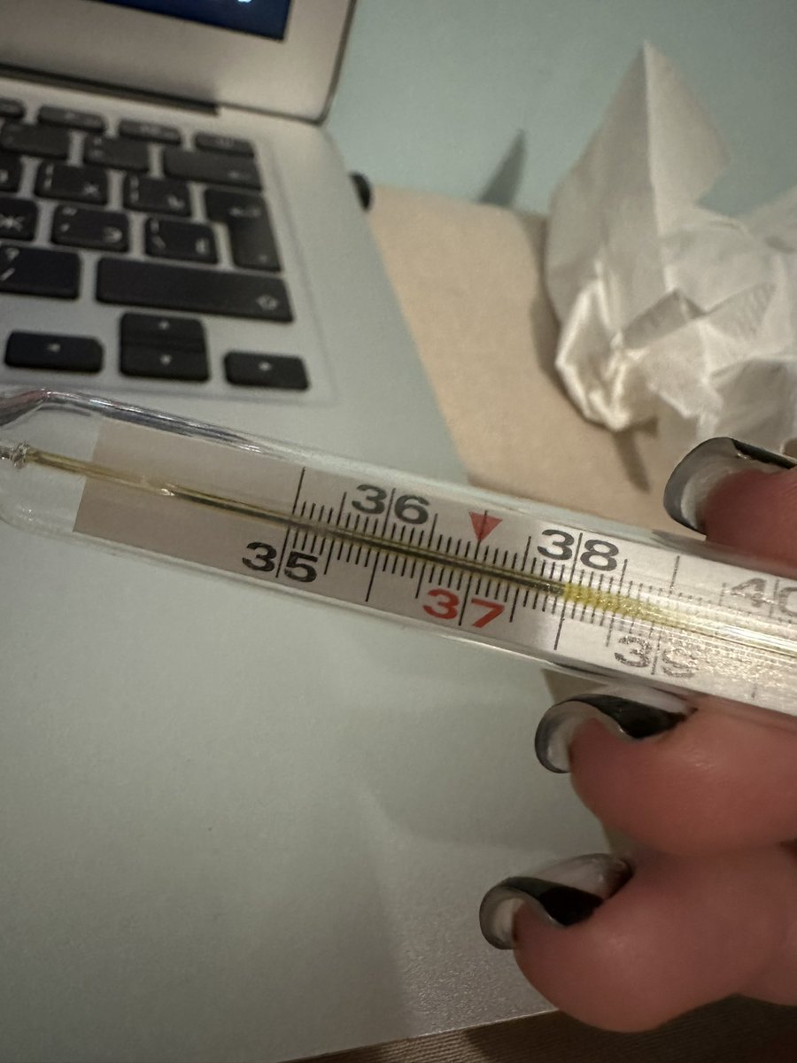 ellemorgen's tweet photo. Дед инсайд как бы намекает, что херово болеть, когда тебе за 30, но иного варика вообще-то нет ;)
Вчерашнее фото для агентов концерта, на который я сегодня не пойду и поэтому пытаюсь вернуть баблишко за билетики, доказывая, что я не пиздабол, а правда болею 🤣 https://t.co/xW6f05TEs4
