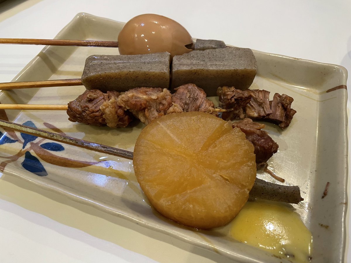 nankonyan's tweet photo. 最強カレーうどんの鶴丸
香川県に行ったらここは外せない

ざるうどんも麺がキラキラもちもちのグミで美味しかったです！
あとおでんも！ https://t.co/h6FSa9IKzg