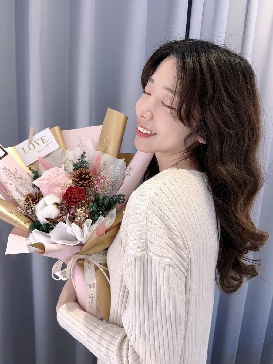 Alice12077's tweet photo. 好美的永生花🌹 https://t.co/5Y8ztKnapM