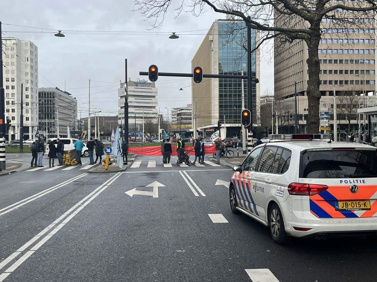 Gisteren vrijdag middag hebben Demonstranten de Coolsingel Bezet op de weg Demonstratie Gehouden
Ook ing kantoor hebben de Demonstranten Doeken
Aant ing kantoor gehangen
Foto’s Rik Bos