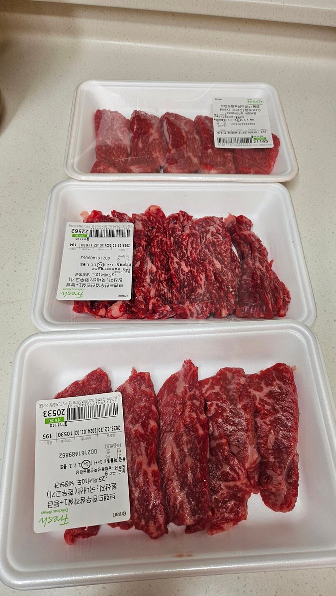 UNICONTSLA's tweet image. 📌 #emart 40% 행사 다녀왔습니다.

저녁에 한우 삼각살, 업진살 사서 왔는데
맛은 어떤지 모르겠네요.

한우부위가 낯섭니다...