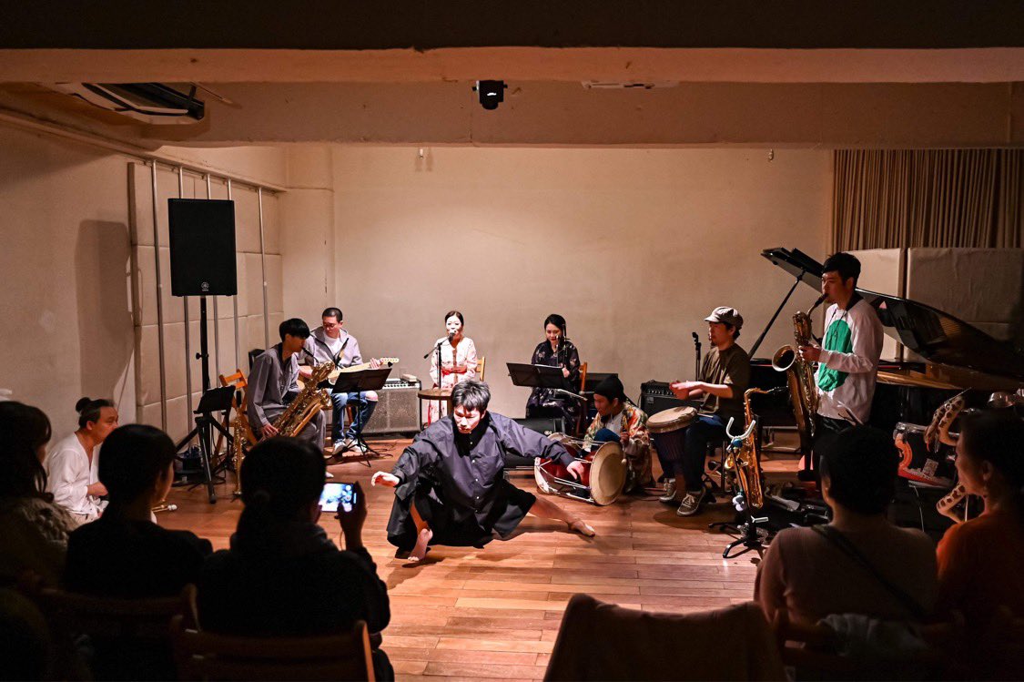 jyouen_yan's tweet image. 2023.12.11
OVER THE LINE
日韓芸能交流公演
@公園通りクラシックス(渋谷)

韓国〜大阪〜東京ライブツアー
韓国アーティストも来日し、
沢山のゲストとも一夜限りの大騒ぎ
韓国農楽サムルノリのリズムで踊らせて頂きました。

#overtheline 
#日韓 
#コンテンポラリーダンス 

Photo:Manami Maeda