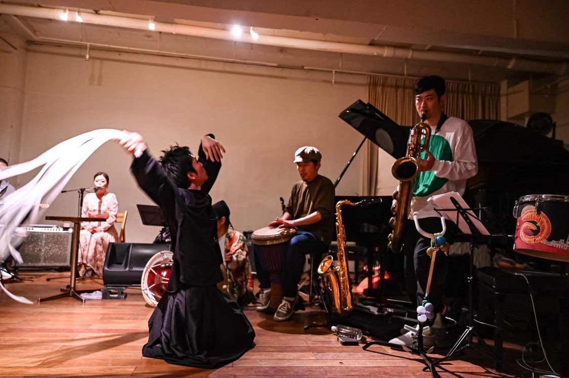 jyouen_yan's tweet image. 2023.12.11
OVER THE LINE
日韓芸能交流公演
@公園通りクラシックス(渋谷)

韓国〜大阪〜東京ライブツアー
韓国アーティストも来日し、
沢山のゲストとも一夜限りの大騒ぎ
韓国農楽サムルノリのリズムで踊らせて頂きました。

#overtheline 
#日韓 
#コンテンポラリーダンス 

Photo:Manami Maeda