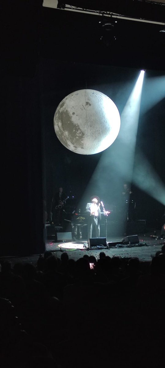 errepitz's tweet photo. "Se il senno è sulla Luna vuol dir che sulla Terra non è rimasta che follia" Capossela che si ispira all'Orlando Furioso... ed è subito magia #viniciocapossela #teatromassimocagliari #tredicicanzoniurgentitour #ariosto #follia https://t.co/4OVp47SY8e