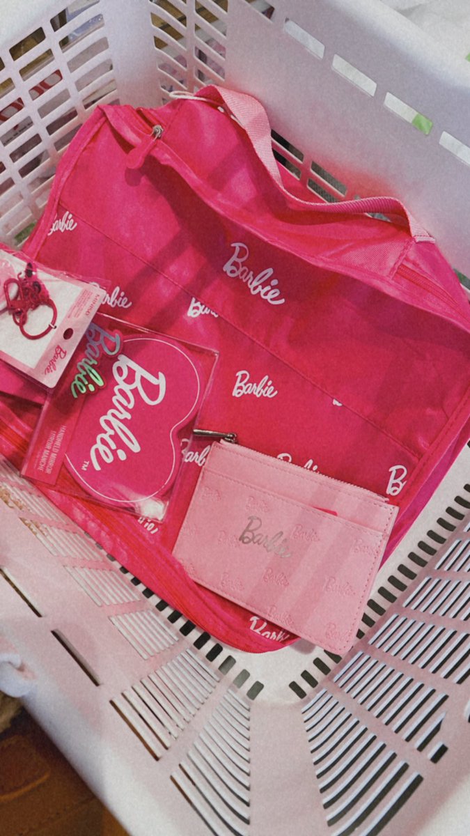 ⠀    

𓂃꙳  วันนี้บาร์บี้มาเที่ยวเวียดนาม เลยแวะ miniso สักหน่อย คอลเลคชั่นบาร์บี้เต็มร้านเลยค่ะ ใครแวะมาที่นี่ มาช็อปปิ้งกันนะ 💖✨

⠀