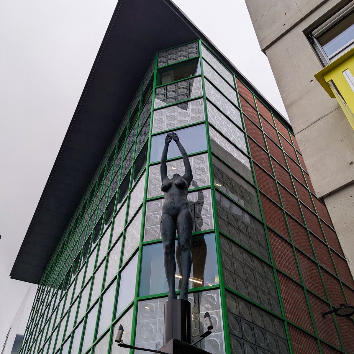 LondonArtCritic's tweet image. Have you spotted these new Damien Hirst sculptures on Greenwich Peninsula? Here I am dwarfed by the colossal ‘Demon with bowl’ &amp;amp; tucked away in the Design District is his ‘Diver’. Both debuted in Venice, I remember visiting &amp;amp; being wowed by the works. #LondonArtCritic #PublicArt