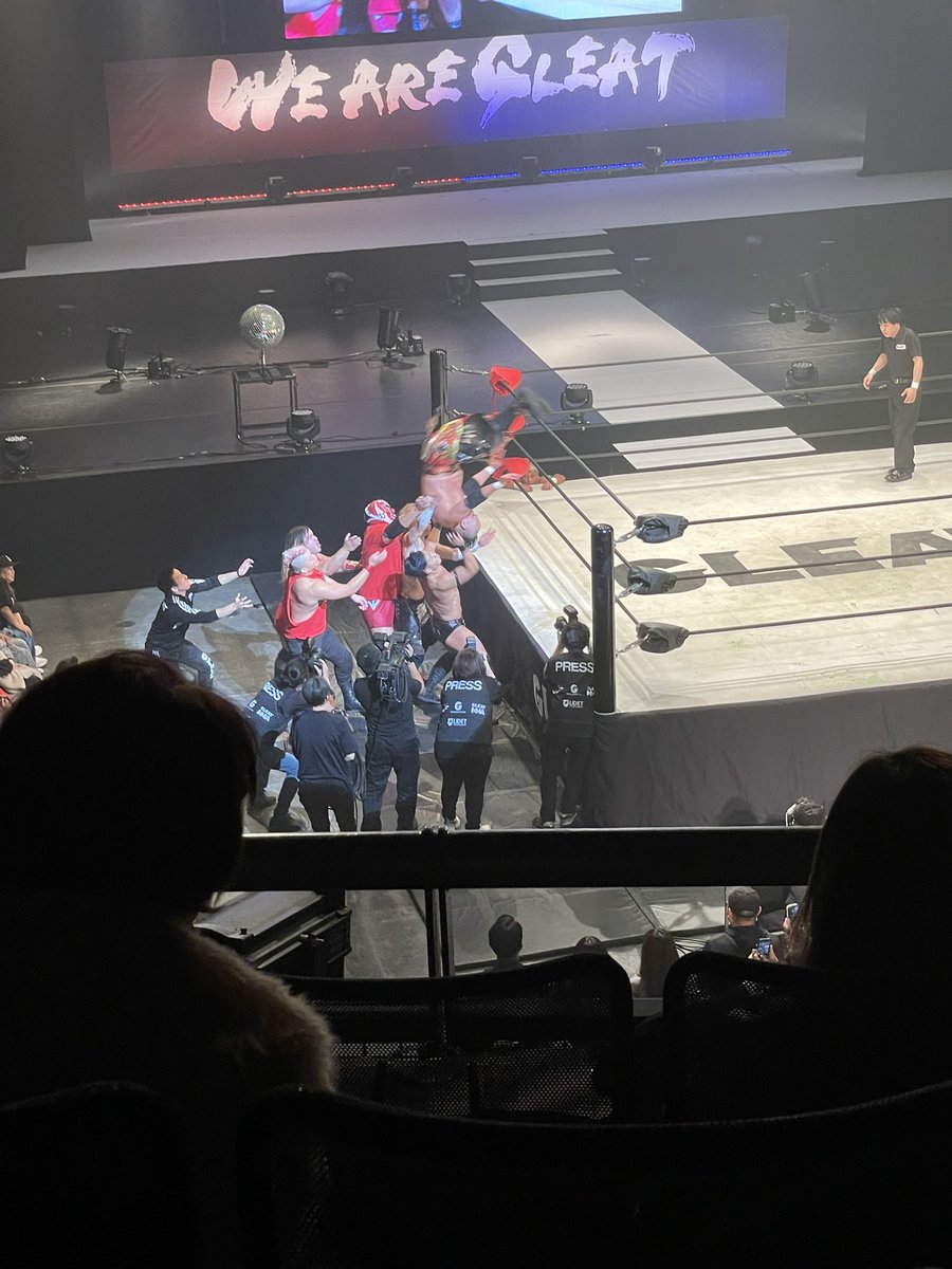 TACK59089236's tweet image. 初めてみたかも！

KAZMA選手のトペコン！

#GLEAT
#KAZMASAKAMOTO