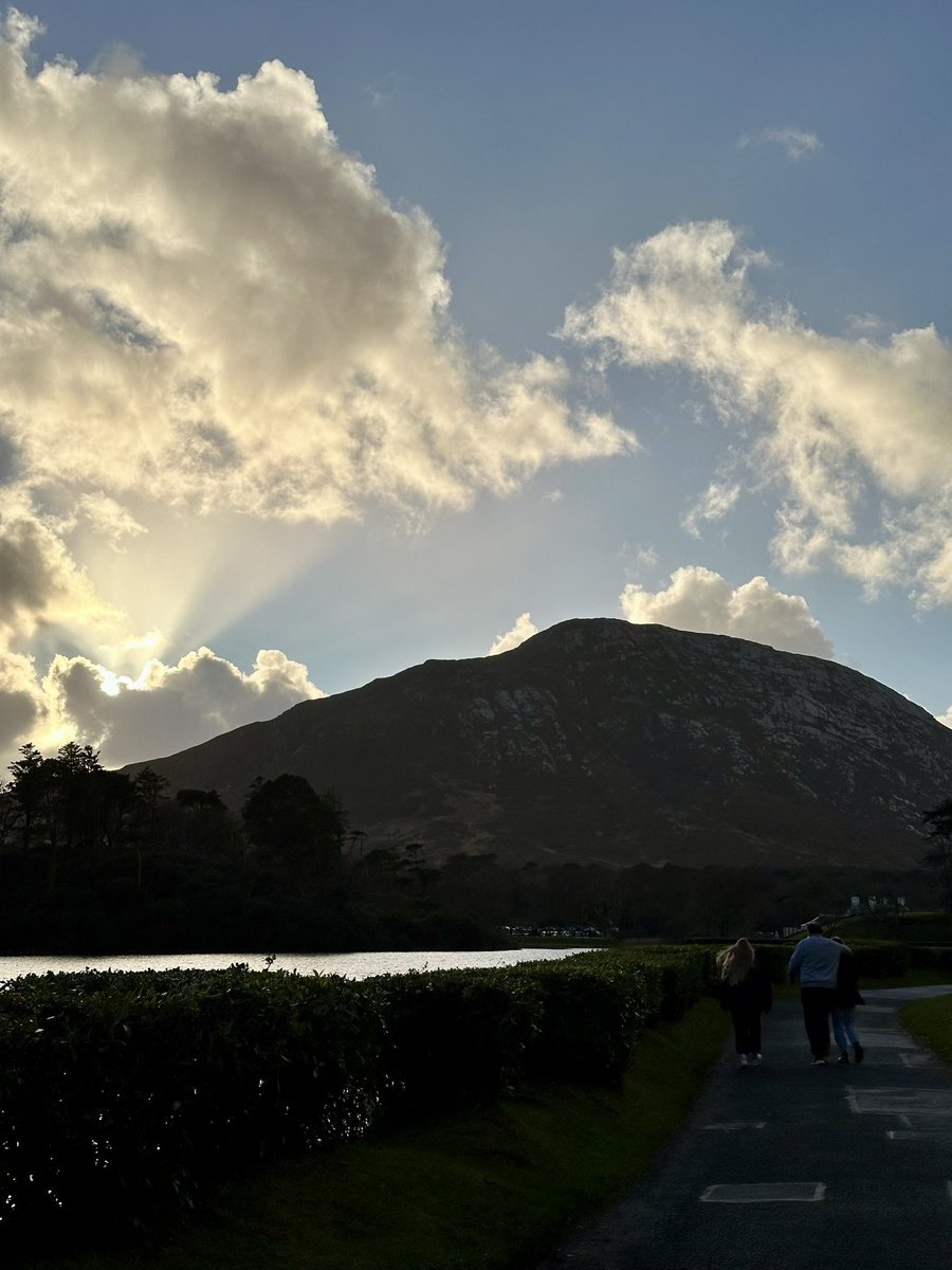 @RugbyBarrister @DiscoverIreland @wildatlanticway @JeannieOG Agreed. Stunning skies yesterday, Tomas- family walk at @Kylemore 🙏🏻