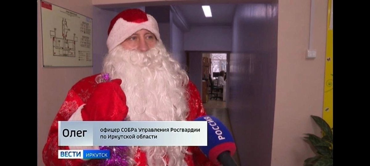 Американцы: у нас есть Санта-Клаус, он волшебник и самый добрый дедушка на свете!
Русские: