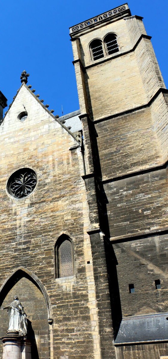 HISTOIRE_DU_VIN's tweet photo. APPEL AUX DIJONNAIS : #Dijon. Église Saint-Jean : un appel aux Dijonnais pour un travail de recherche - Qui possède une photo de l’intérieur de l’église de la place Bossuet, avant qu’elle ne soit désacralisée ?  Photo archives Christian Guilleminot Cette unique vue de la nef vers l’ouest, parue dans Les Dépêches le 7 octobre 1970, ne permet même pas d’identifier le tableau surmontant le sas d’entrée. Le cliché original a été perdu. Photo Les Dépêches https://t.co/ccblsEdVl9 la suite dans votre @Lebienpublic @jlou_dauv @NicolasDurdilly @museesdijon