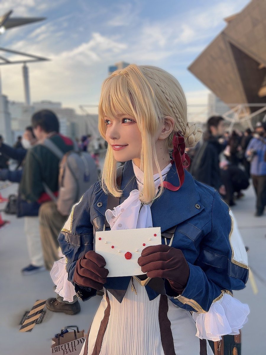runrun_sigerun's tweet photo. ヴァイオレットエヴァーガーデンのコスプレしてました！

会いに来てくれた女の子が、作品風のお手紙をくれて最高に嬉しい☺️

 #C103コスプレ https://t.co/yMDYeFg5zO