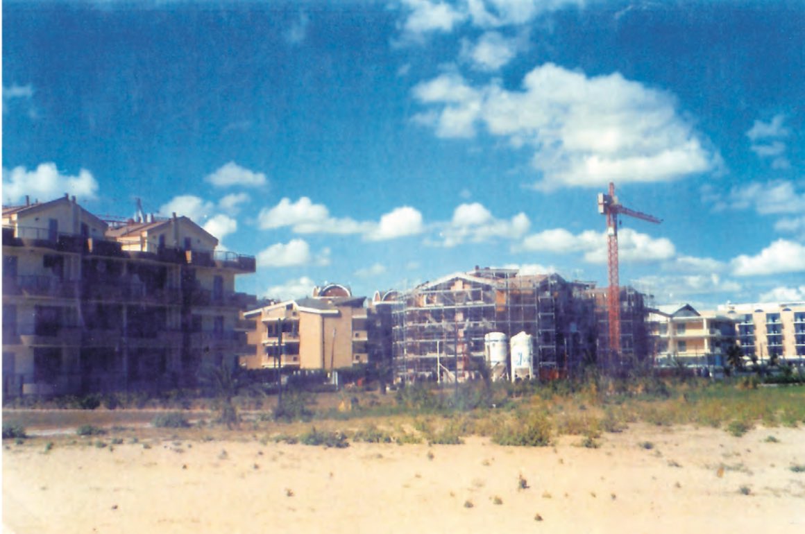 colvieux's tweet image. Su questo tratto di costa a #Roseto hanno già fatto costruzioni così mostruose da provocare persino l’indignazione di Sgarbi. Oggi continuano per poter lottizzare. La storia qui rosetoproloco.it/images/Storia-…