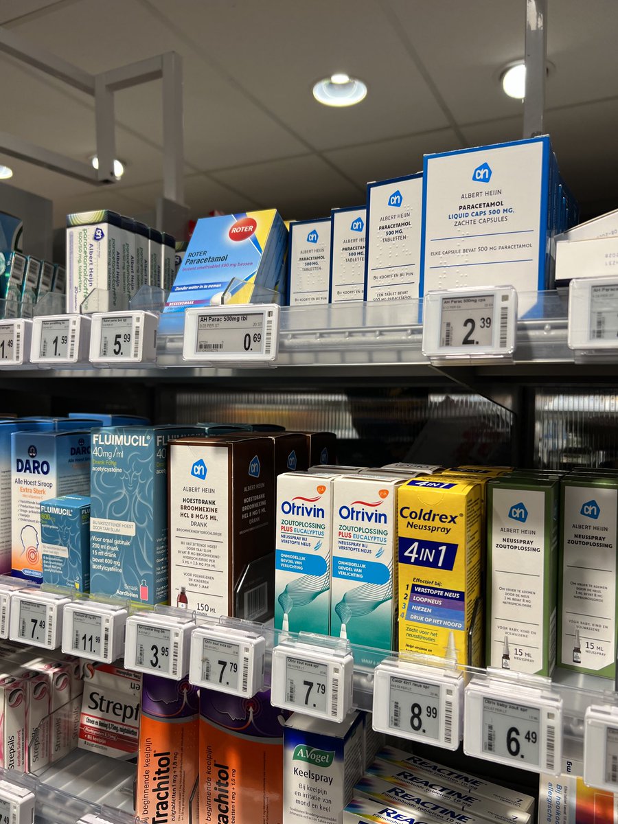 arieldiaco's tweet photo. El horror: Paracetamol en el supermercado Albert Heijn de Países Bajos. Hay jarabe para la tos, Loratadina, Omeprazol y otras drogas. Claramente este país se va a la mierda. https://t.co/IKASMRf2R9