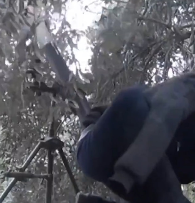 هذا مشهد لا يقل عن مشهد #الشهيد_الساجد رضوان الله عليه!!

ثلاث ثوان منزوية في مقطع للقسام، تظهر أن هذا البطل الذي يقصف بالهاون، مقطوع الذراع!!.. ولكنه يجاهد بذراعه الأيسر ويقصف به!!

هذا عصر الصحابة من جديد ينبعث أمامنا، نظير جعفر بن أبي طالب الذي قطعت يده اليمنى فجاهد باليسرى!!