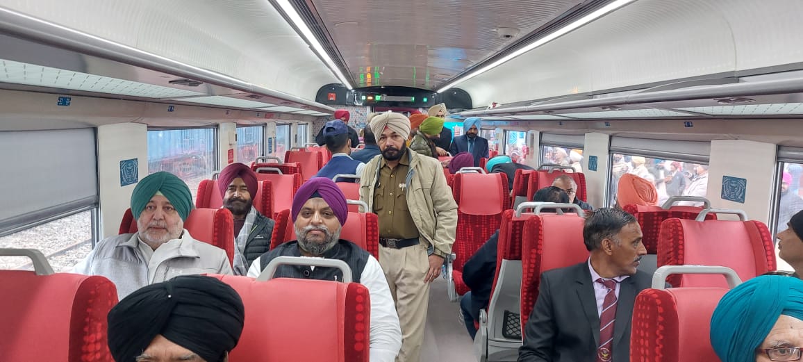 JasbirGillKSMP's tweet photo. THE FIRST RIDE, Flagged off VANDE BHARAT train from Beas, thanks to @IndianRailUsers @IndianRailMedia for sanctioning halt at all important junction Beas of this Amritsar to Delhi high speed train
@INCIndia @INCPunjab @DevinderYadev https://t.co/WDVcD6UvIl