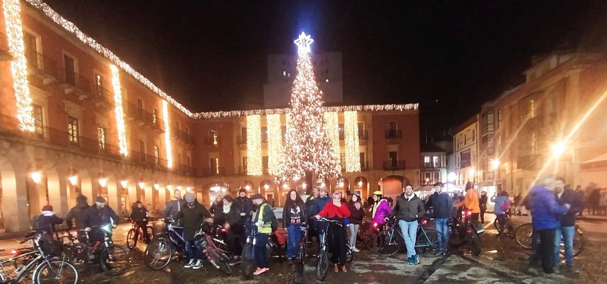 AsturiesConBici's tweet photo. Ayer despedimos el año con un bicitapeo por Xixón. Feliz 2024 🎉 

#Asturias #movilidad #bicicleta #Gijón #bicitapeo https://t.co/q7l11DBFV8