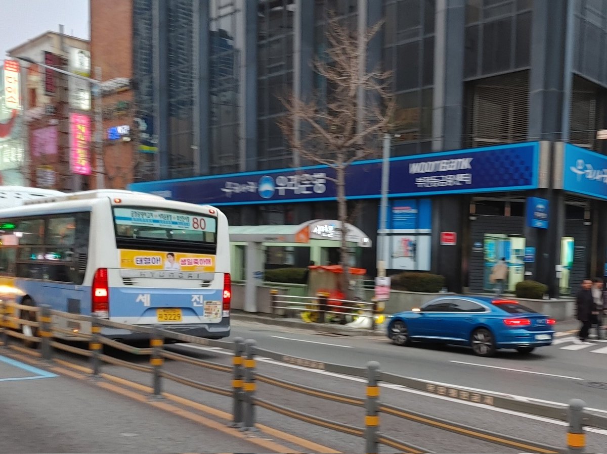 shinka4960's tweet photo. @busantaetaebus
드디어 #태태버스 를 봤네용!!!😳
계속! 시간이 안되서 서면을 못갔는데..
늦게라도 봐서 너무나 다행이라능!
우리텽이! 생일 완전 축하행!!!
건강만 해야돼!!!
많이많이 보라해!!!💜💜💜

#해피태형데이_너에게충성
#���중한베프_우리태형_생일축하해
#우리강아디_태형아생일축하해 https://t.co/qmThaQiSZN