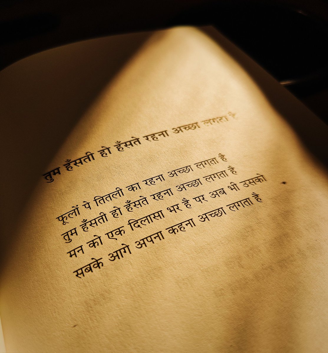 sarkar_shubham_'s tweet image. Tum Hansti ho Hanste rehna achha lagta hai .....

#ishqbagawat #riteshrajwada #poetry #book #booklover #love #lovequotes

 @riteshrajwada bhaiya  ❤️
