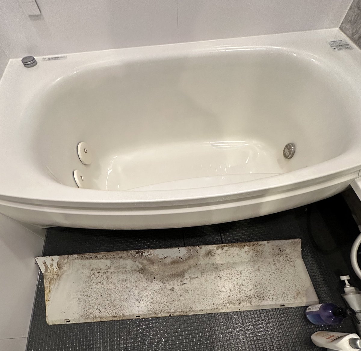 masuitaka's tweet image. 大掃除🧹　
シャワーの下のエプロン外したら🤣やば！
もっとマメにやらんとな〜

#腰が痛い😓