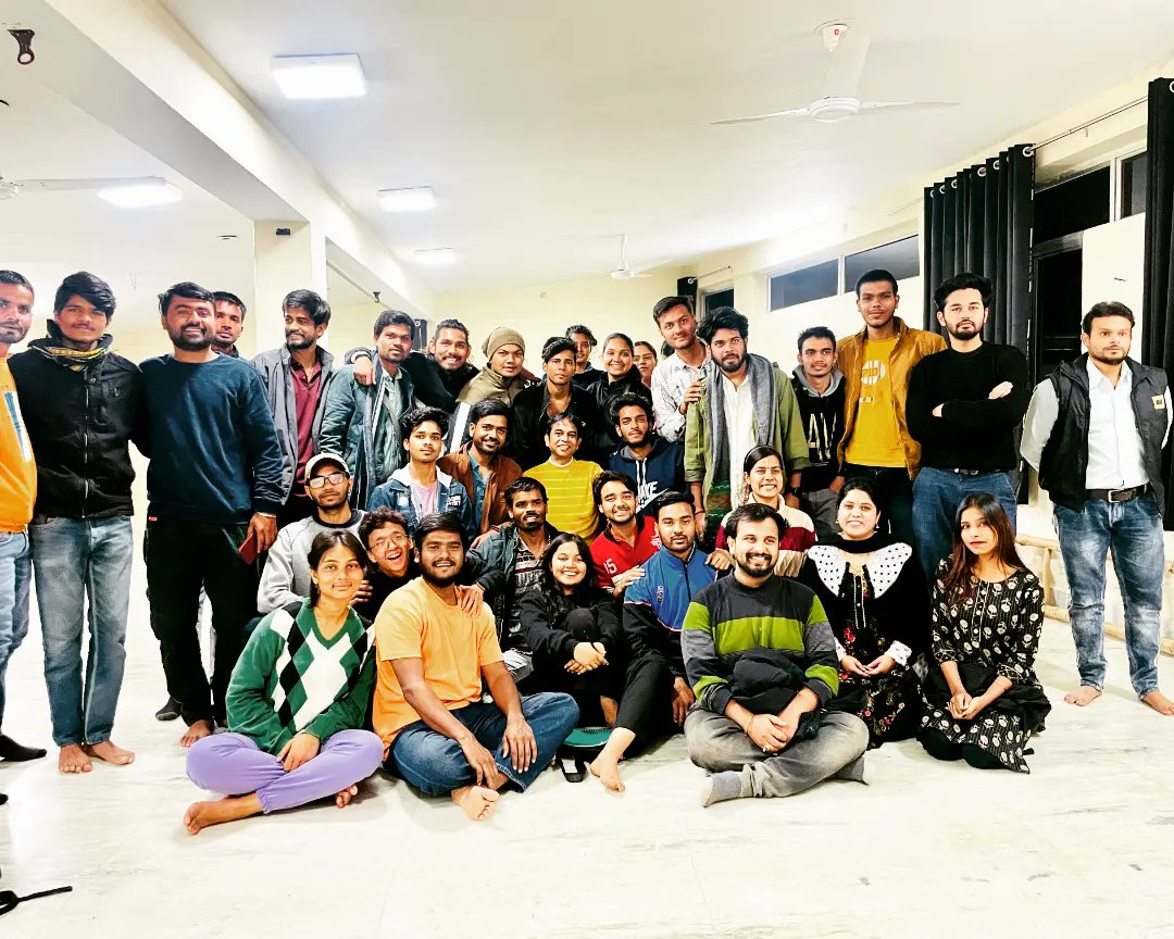 itxtar's tweet photo. सुप्रसिद्ध सिने अभिनेता, हास्य कलाकार, राष्ट्रीय नाटक विद्यालय से स्नातक प्रिय इश्तियाक खान सर से अभिनय की बारीकियां सीखने का सौभाग्य हमारे लिए मिला।
𝐷𝑟. 𝐻𝑎𝑟𝑖 𝑆𝑖𝑛𝑔ℎ 𝐺𝑜𝑢𝑟 𝐶𝑒𝑛𝑡𝑟𝑎𝑙 𝑈𝑛𝑖𝑣𝑒𝑟𝑠𝑖𝑡𝑦 𝑆𝑎𝑔𝑎𝑟
#himanshukumarsagar #theatre #itxtar https://t.co/2NnGlE81iw