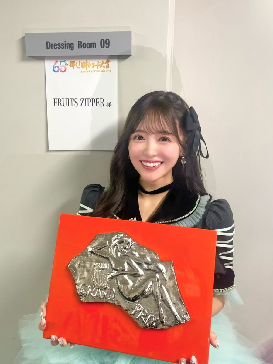 FRUITS ZIPPER レコード大賞衣装 直筆サイン入り写真 櫻井優衣(FRUITS ZIPPER) (@yui_fz0221): 